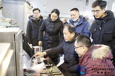 我院與內蒙古自治區水利水電勘測設計院合作開展“泄水建筑物事故閘門不同底緣型式的水動力特性研究”水工模型試驗課題研究